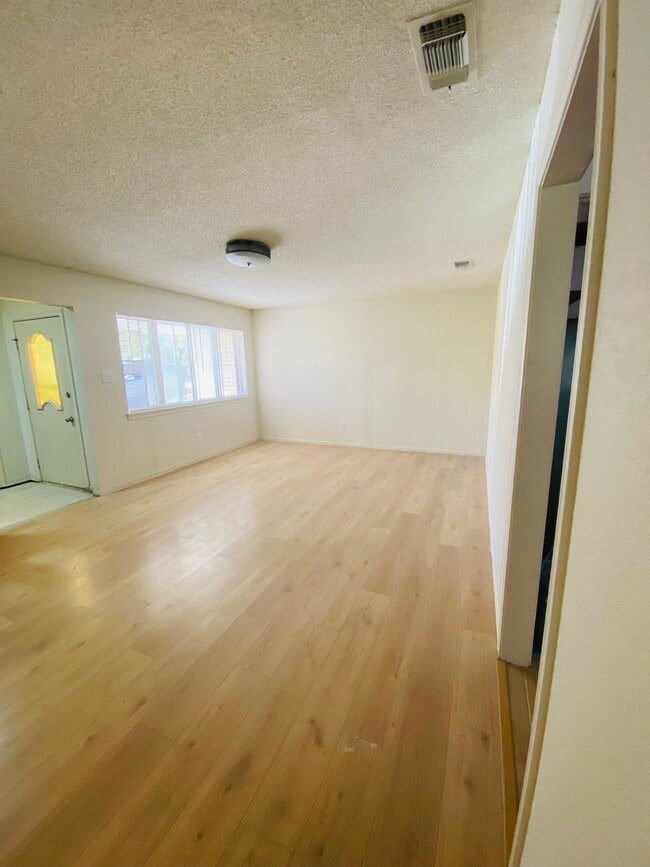 Building Photo - 815 S Roy Reynolds Dr