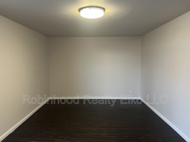 Building Photo - 1515 Glenmoor Dr