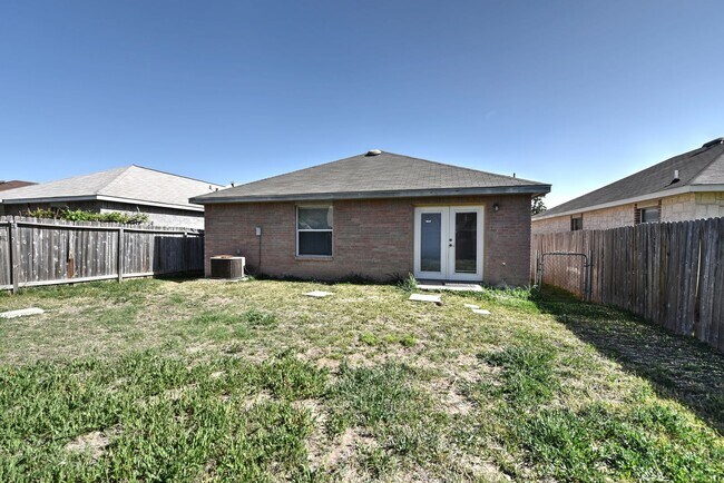 Building Photo - GREAT LOCATION: 1604 & SHAENFIELD | 3 BEDS | 2 BATHS | MOVE IN READY