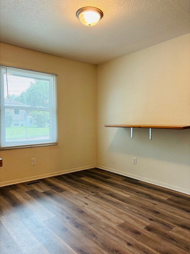 Building Photo - 935 Herold Ave