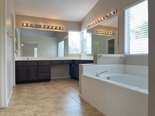 Building Photo - Large 4 bedroom home in Orangecrest for rent!