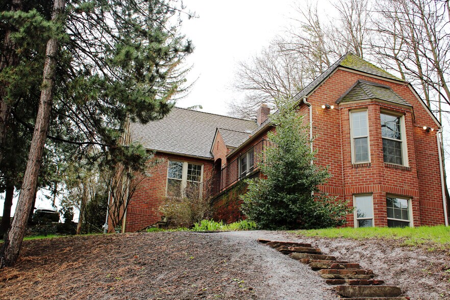 Building Photo - 935 NE B St