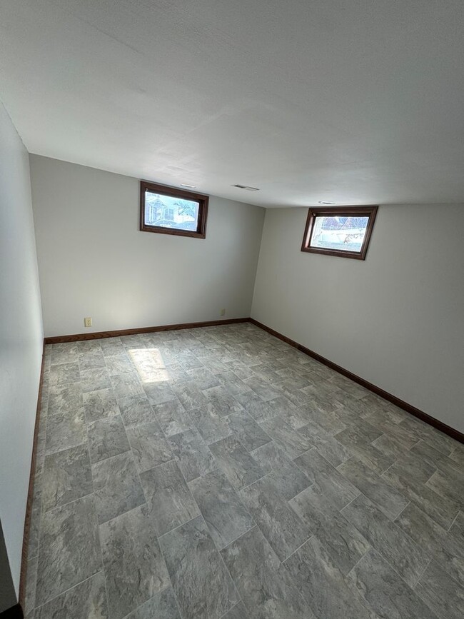 Building Photo - Updated 2bd/2ba Central Dav with Bonus rooms