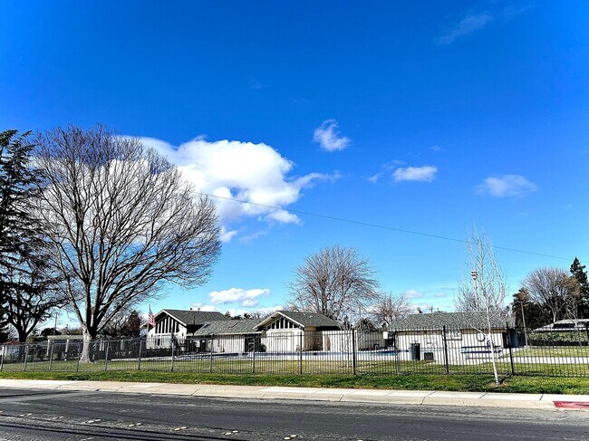 Building Photo - 2152 Athene Dr