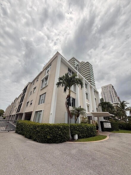 Building Photo - 1601 S Flagler Dr