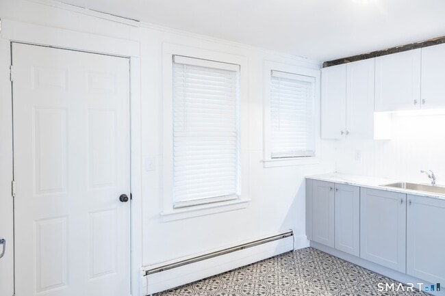 Building Photo - 84 Front St