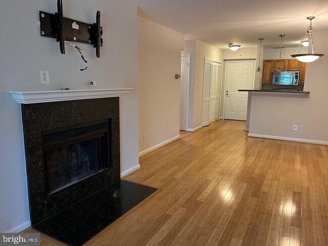 Building Photo - 3175 Summit Square Dr