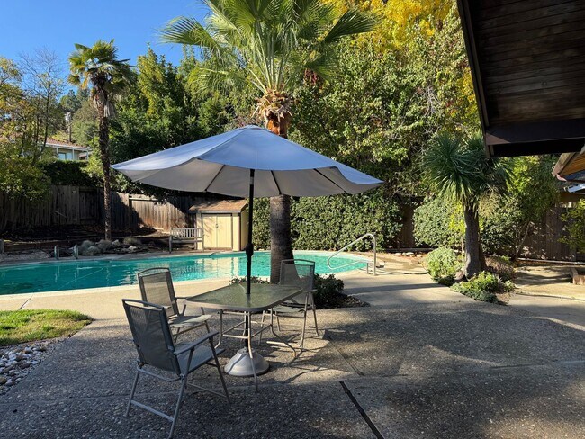 Building Photo - Desirable St Francis Neighborhood