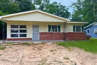 Building Photo - Move-in Ready 3 Bed 1 Bath Home!