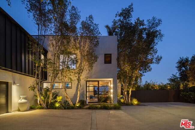 Building Photo - 8080 Laurel View Dr