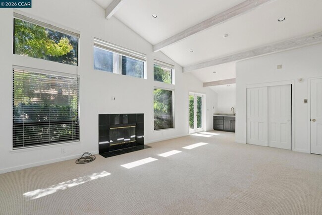 Building Photo - 660 La Casa Via