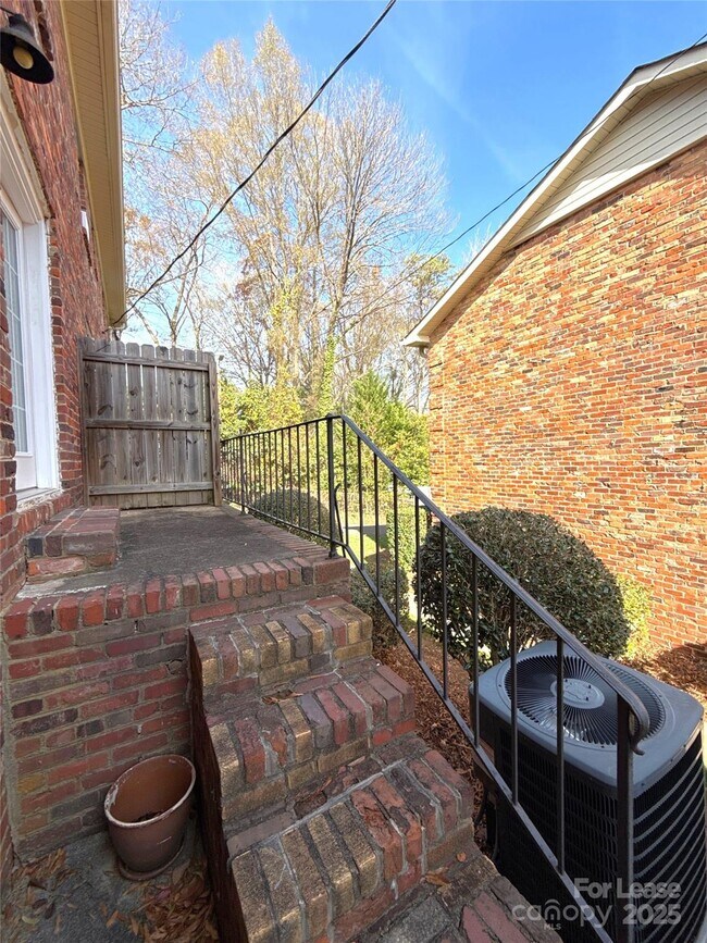 Building Photo - 4329 Hathaway St