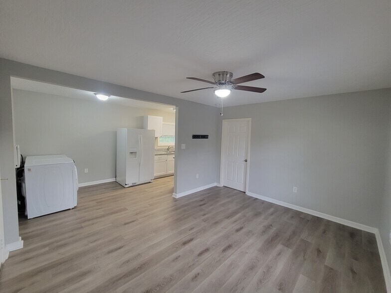 Living room connected to Dining and kitchen - 320 S Ashbel St