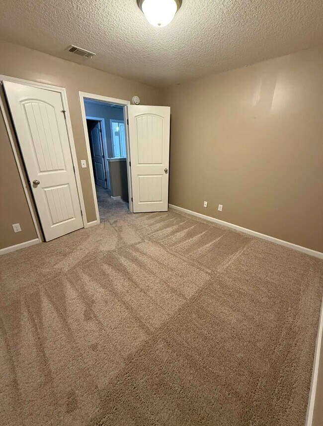 Building Photo - 4 Bed 2.5 Bath Two-Story Home