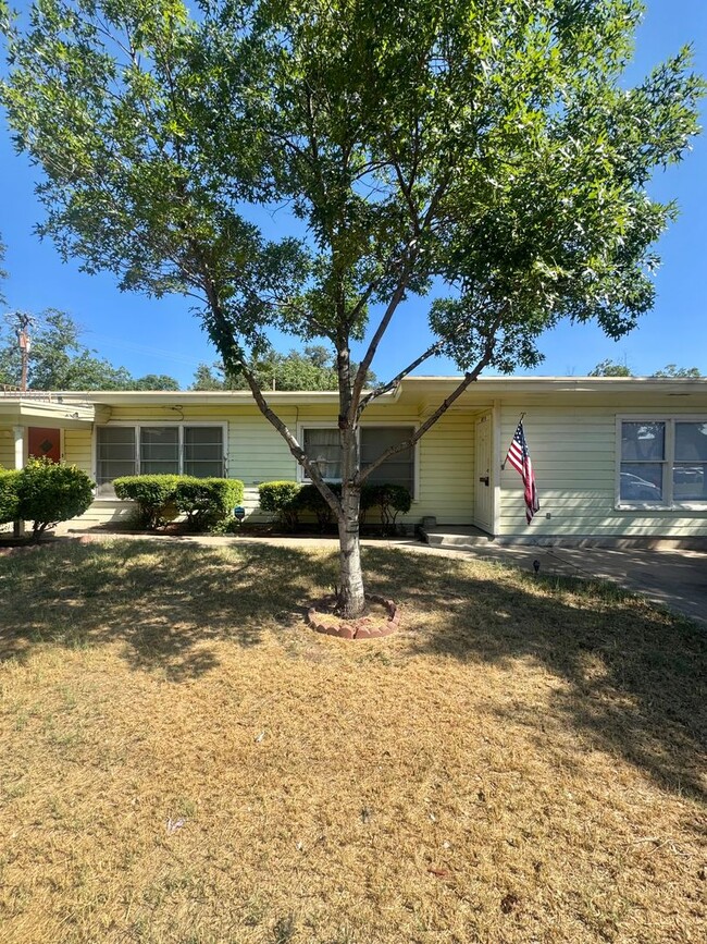 Building Photo - 1 Bedroom Home across from Angelo State Un...
