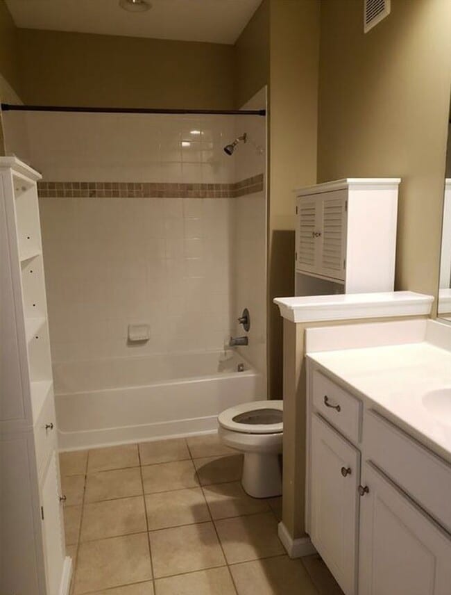 Building Photo - 2BR & 2BA Condo in Central Location w/Garage-Available 06/22/26