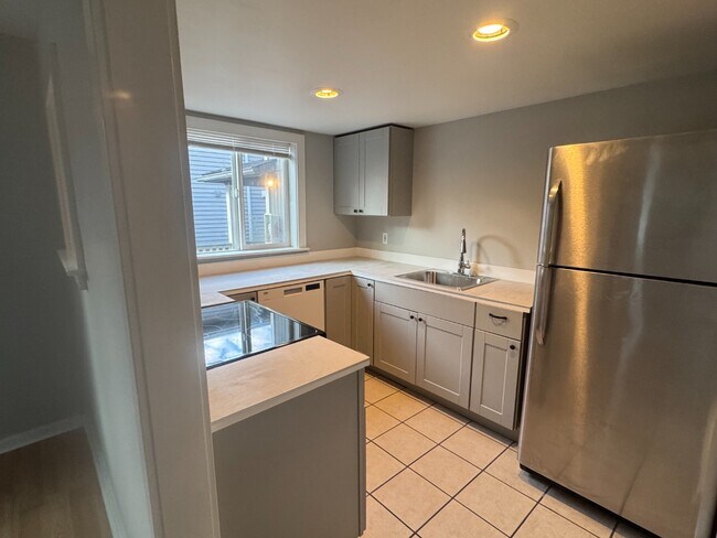 Building Photo - "Charming 2-Bed Retreat in Seattle's Heart – Cozy 840 Sq Ft Haven on 14th Ave West!"