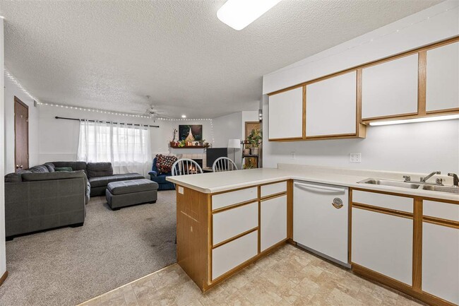 Building Photo - 2432 Rushmore Dr