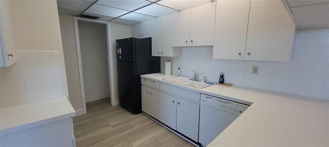 Building Photo - 632 Edgewater Dr
