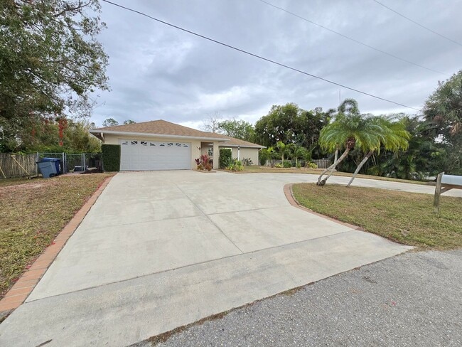 Building Photo - Remodeled 2 bed/ 2 bath/ 2 car garage ~ Annual Rental in Sarasota ~