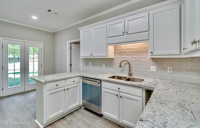 Building Photo - 301 White Oak Dr