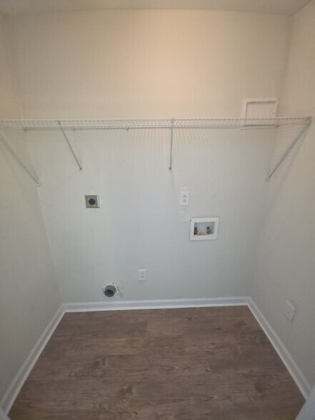 Building Photo - 460 W 4th St