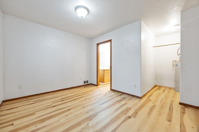 Building Photo - 1 Bed / 1 Bath Apartment – Updated Flooring – Convenient NE Portland Location