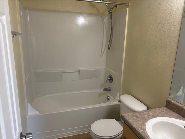 Building Photo - 4 bed/4 bath condo located minutes from UNR