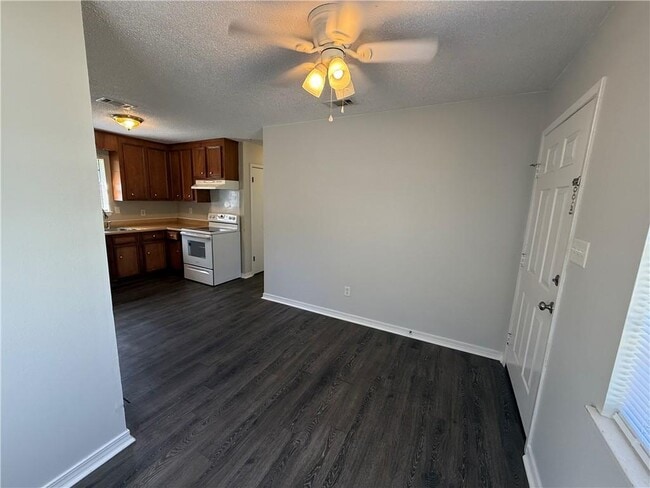 Building Photo - 303 Ruben Ave