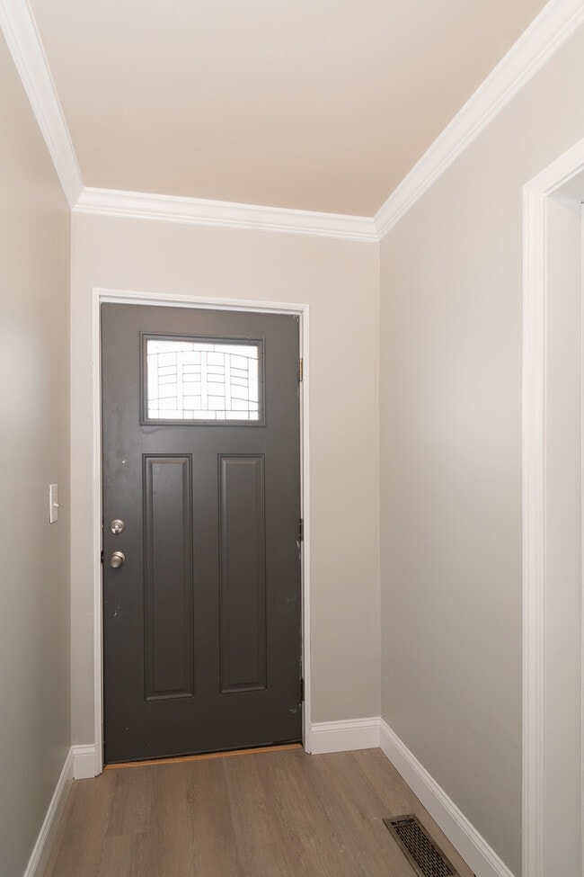 Building Photo - 412 Keeble St