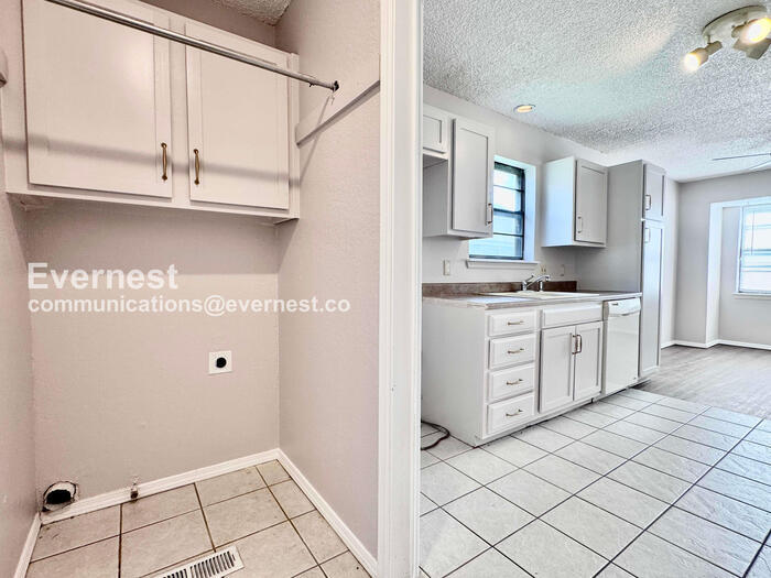 Building Photo - 3208 S 137th E Ave