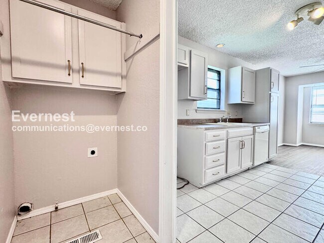 Building Photo - 3 Bed, 2 Bath Home with Garage / Pet-Friendly / Available Now!