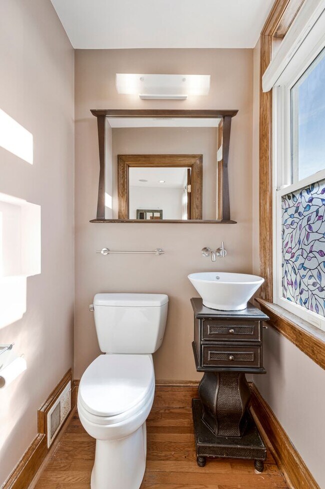 Building Photo - Big and Comfy Townhouse