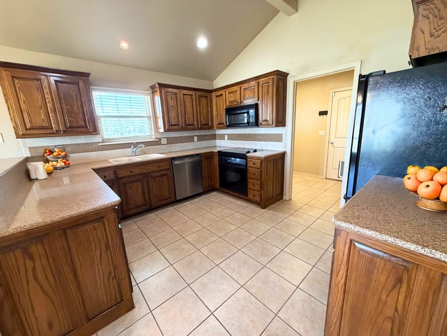 Building Photo - Spacious 4-Bedroom Home on 2 Acres in Bushland South
