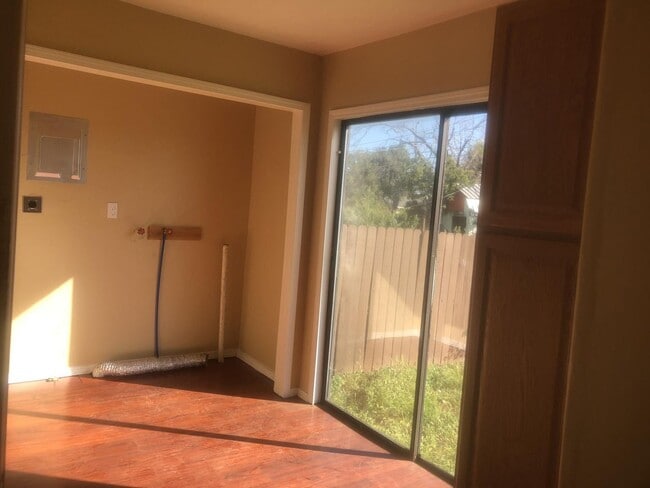 Building Photo - 2 bedroom + 2 Living Rooms and Utility Room