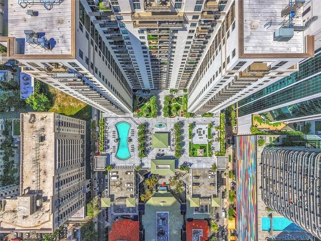 Building Photo - 999 SW 1st Ave