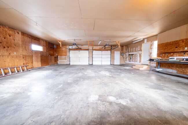 Building Photo - 22925 Oakdale Dr