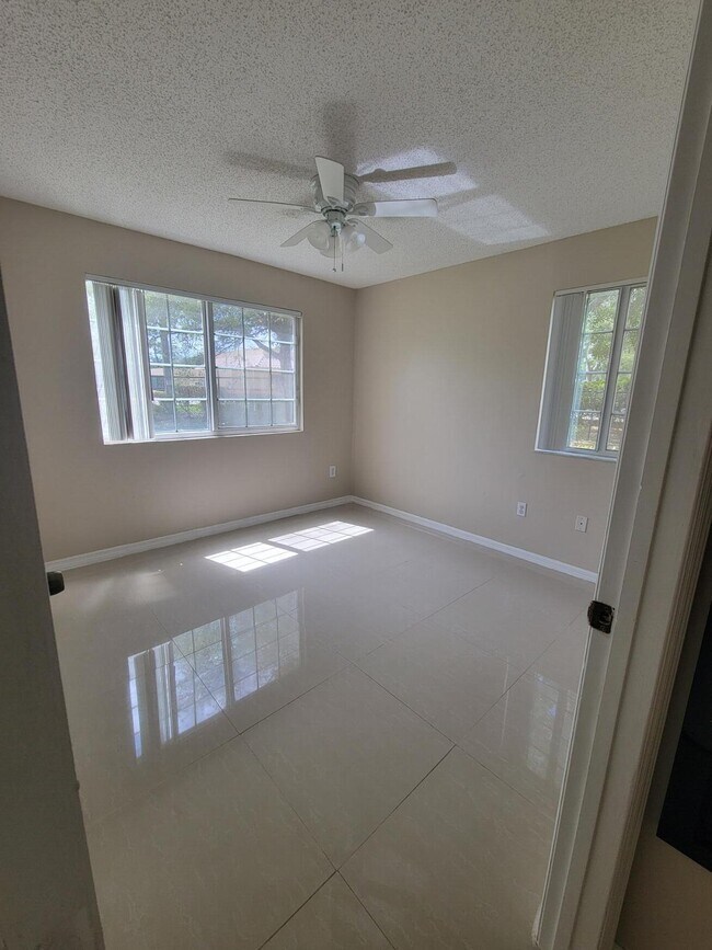 Building Photo - 1400 Crestwood Ct S