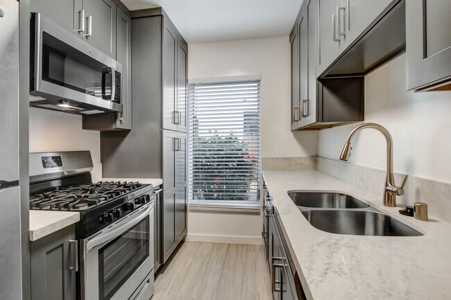 Building Photo - 917 5th St in Santa Monica.  Steps to Mont...