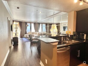 Building Photo - Luxurious 2 Bed/2 Bath Condo: Resort Livin...
