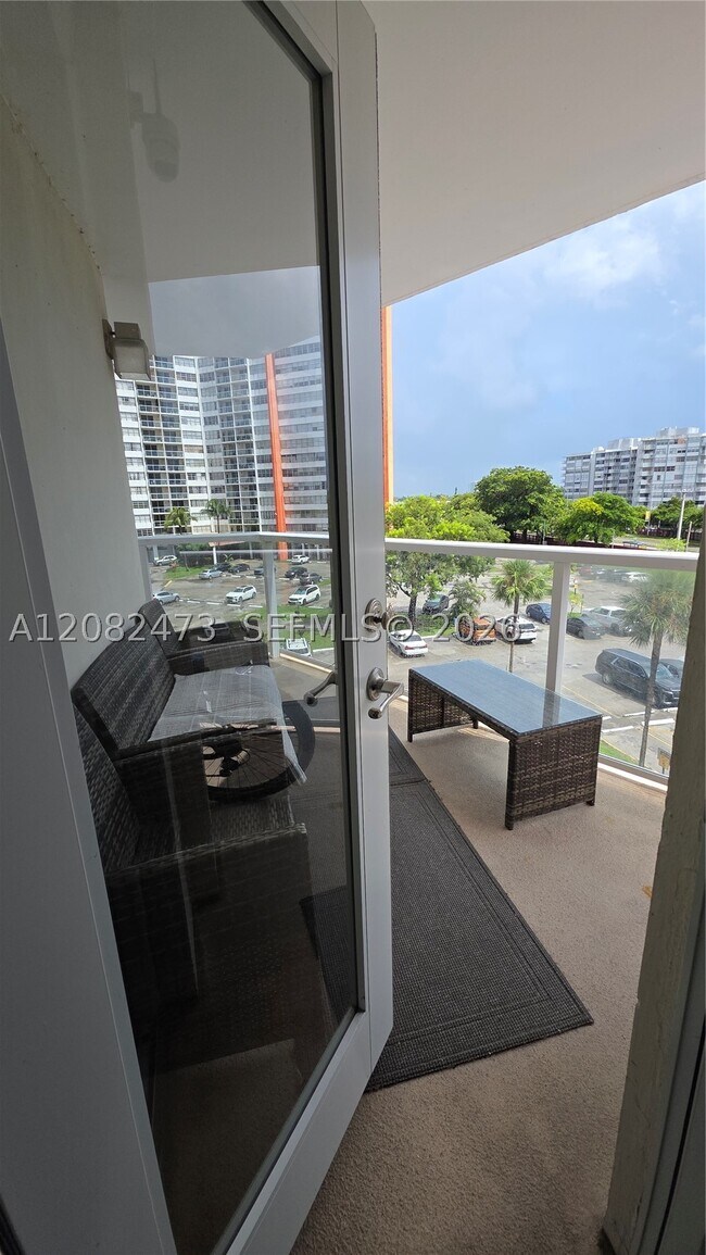 Building Photo - 1301 NE Miami Gardens Dr