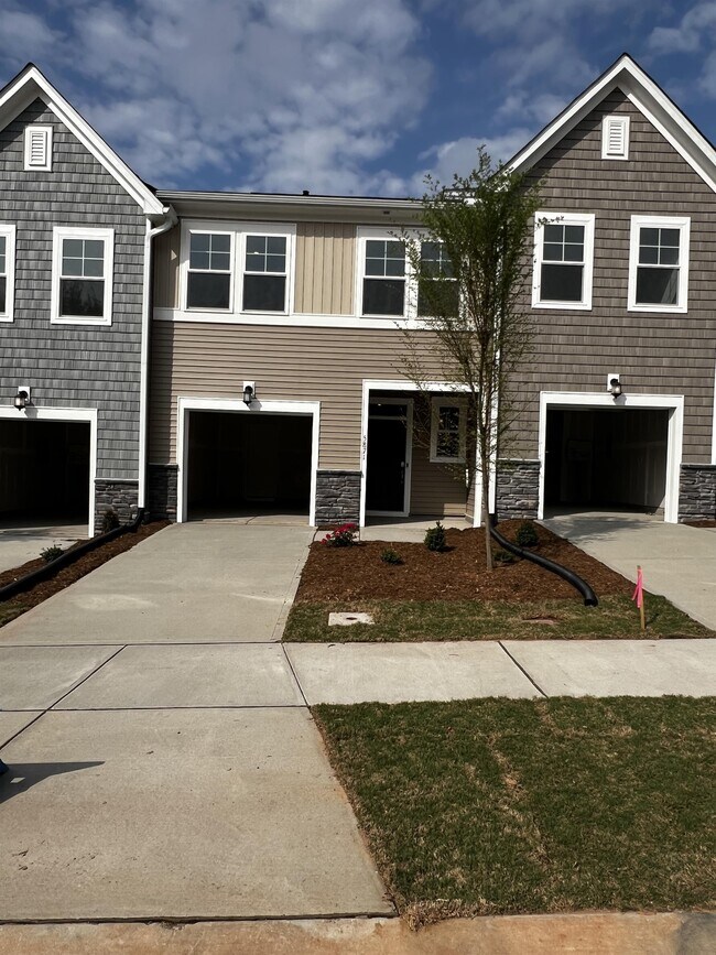 Building Photo - 5871 Woodlawn Dr