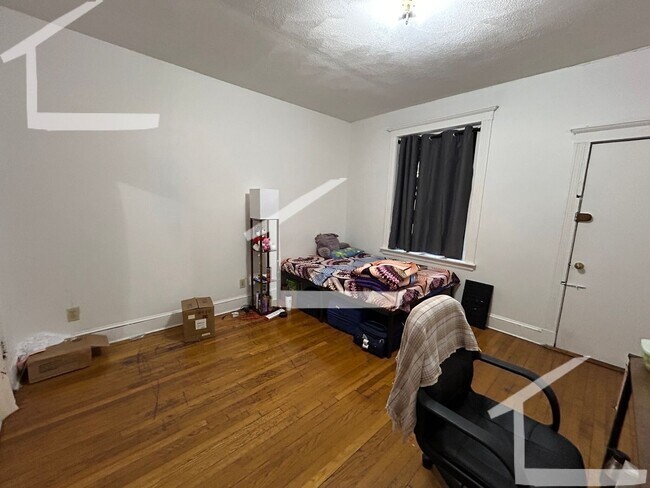 Building Photo - Brighton near Cleveland Easy access to B and C train Heat Inc 900 per person No FEe 8.1