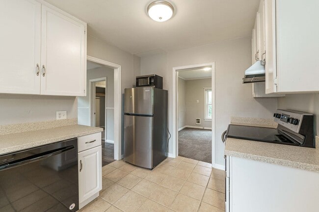 Building Photo - 2 Bedroom 1 Bath SIngle Family Home With L...
