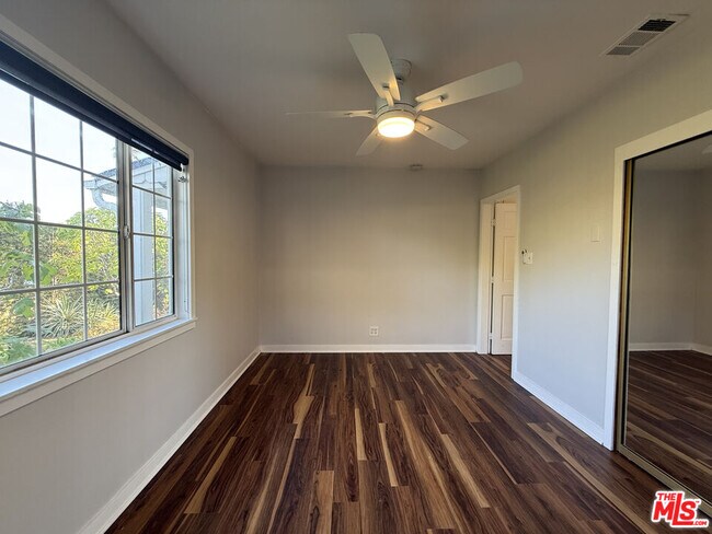 Building Photo - 2939 Oakhurst Ave