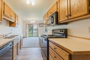 Building Photo - Pine Pointe Apartments