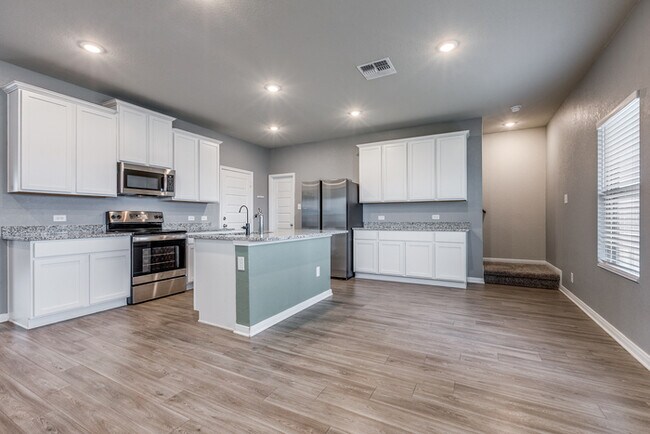 Building Photo - Beautiful and Spacious 4 Bedroom