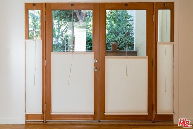 Building Photo - 1223 N Crescent Heights Blvd