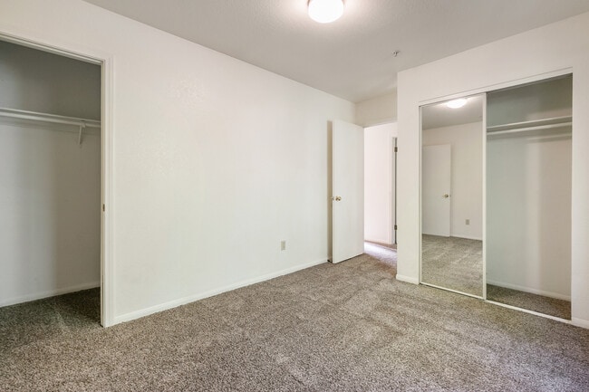 Building Photo - 1005 Chillon Dr