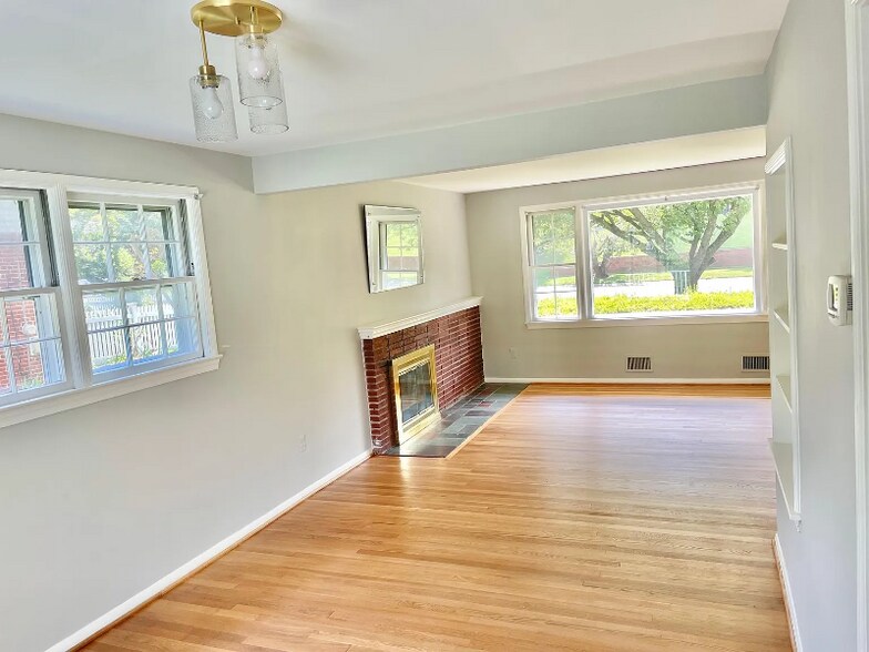 Building Photo - 4907 Elsmere Ave